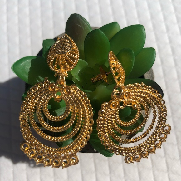 Beautiful timeless classic earrings 💛 - Picture 8 of 10